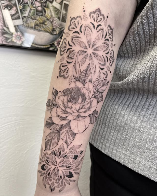 Mandala mit Rose, Unterarm